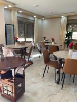 un ristorante con tavoli e sedie in una stanza di Airport Villa Amman ad Amman