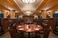 ein Esszimmer mit Tischen und Stühlen und einem Kronleuchter in der Unterkunft Harrah&#39;s Casino &amp; Hotel Council Bluffs in Council Bluffs