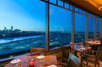 ein Restaurant mit Tischen und Stühlen und Blick auf die Stadt in der Unterkunft Harrah&#39;s Casino &amp; Hotel Council Bluffs in Council Bluffs