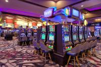 eine Reihe von Spielautomaten in einem Casino in der Unterkunft Harrah&#39;s Casino &amp; Hotel Council Bluffs in Council Bluffs
