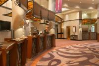 eine Lobby eines Hotels mit einem großen Teppich in der Unterkunft Harrah&#39;s Casino &amp; Hotel Council Bluffs in Council Bluffs