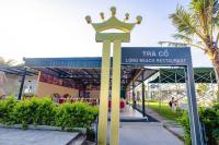 un panneau avec une couronne au sommet d'un bâtiment dans l'établissement Helia Villa Luxury Stay, à Kon Rung (1)