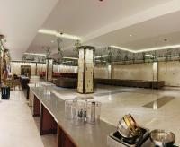 GondaSolitaire Resort的一间大房间,餐厅内设有一间酒吧