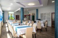 Tsareva LivadaにあるКомплекс Асеневциのダイニングルーム(テーブル、椅子、青い柱付)