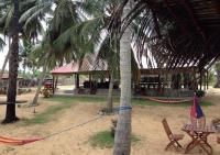 um resort com uma rede de descanso, uma mesa e cadeiras em Genge Lake Resort - Kalpitiya em Pallivasalturai