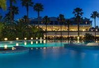 - Vistas a la piscina del complejo por la noche en Savoy Hotel &amp; Spa - Preferred Hotels &amp; Resorts, en Paestum