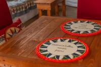 un tavolo di legno con due piatti sopra di MonteSoprano Agriturismo - Resort - Spa - Gym -Camping - Suite a Capizzi