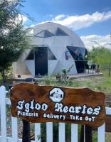 een rond huis met een bord ervoor bij Domo Del Rio in Los Reartes