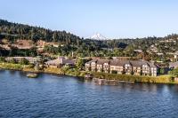 un complejo en un río con una montaña en el fondo en Best Western Plus Hood River Inn, en Hood River