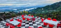 een restaurant met rode stoelen en tafels en een geruite vloer bij Opal Villas in Mussoorie