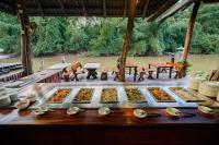 Mâncare la sau în apropiere de acest complex