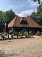 un bâtiment avec des chaises et des parasols devant dans l'établissement "Casa Elvina" ruime stacaravan met overdekte veranda en omheinde tuin, à Eext