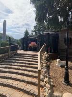 Un train est stationné à côté d'un escalier. dans l'établissement "Casa Elvina" ruime stacaravan met overdekte veranda en omheinde tuin, à Eext