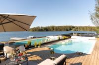 una piscina en una terraza junto a un cuerpo de agua en Pellinge Marina, en Porvoo