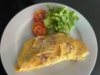 een witte plaat met een omelet en groenten erop bij Cloud9 Reloaded in Pattaya