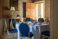 Posezení v ubytování The Open Arms Hotel