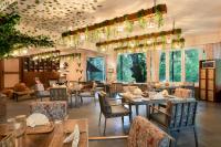 Brij Sone Bagh, Bandhavgarh - A Luxury Jungle Retreat في Tāla: مطعم به طاولات وكراسي وثريات