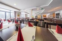 Un restaurant u otro lugar para comer en Hotel Panorama Resort