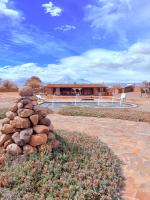 Un montón de rocas frente a un edificio. en MAKTVB - EcoLodge San Pedro de Atacama, en San Pedro de Atacama