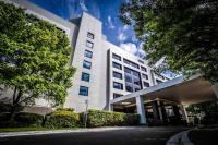 Un edificio blanco con una calle enfrente. en Crowne Plaza Canberra by IHG, en Canberra