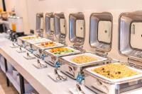 City Comfort Inn Hainan Haikou Wanghai International Plaza Qilou Old Street Branch في هايكو: صف من صواني الطعام على طاولة