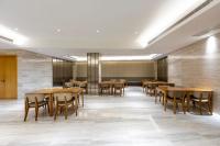 une salle à manger avec des tables et des chaises en bois dans l'établissement Ji Hotel Shanghai Changshou Road - Near Metro Line 13&14,Free Luggage Storage,English Service, à Shanghai