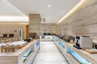 une grande cuisine avec un grand comptoir avec de la nourriture dans l'établissement Ji Hotel Shanghai Changshou Road - Near Metro Line 13&14,Free Luggage Storage,English Service, à Shanghai