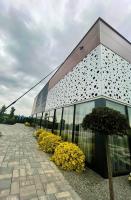 Un edificio con un ramo de flores delante. en Magnolia, en Kutno