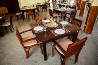 カタラガマにあるFarm Villa By Heritageの木製テーブルと椅子