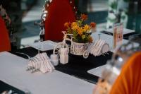 uma mesa com um vaso de flores e uma bicicleta em cima em Morning Side Suites em Lagos
