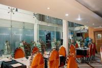 uma sala de jantar com mesas e cadeiras laranja em Morning Side Suites em Lagos