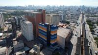 una vista aérea de una ciudad con edificios altos en Golden Tower Express Anhembi by Fênix Hotéis, en São Paulo
