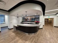 un hall d'entrée avec une réception dans un bâtiment dans l'établissement Bolger Hotel and Conference Center, à Potomac