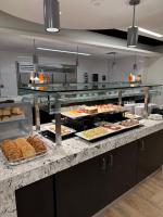 un buffet proposant de nombreux types de plats différents dans l'établissement Bolger Hotel and Conference Center, à Potomac