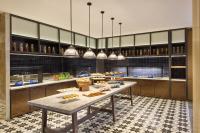 Una cocina con una mesa con comida encima. en Four Points by Sheraton Kunming Changshui Airport, en Kunming