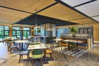 Un restaurante con mesas y sillas en una sala. en Four Points by Sheraton Kunming Changshui Airport, en Kunming