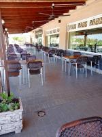 una fila de mesas y sillas en un restaurante en Casa Maria with Pool, Terace & Amazing View - near Beach, Golf, Town & Relax - 1-6 Guests, en Rojales