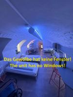 ノイウルムにあるsoulfactory Gewölbeの青い光が入る天井の部屋