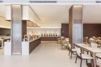 Un restaurante con mesas y sillas y un mostrador. en Atour X Hotel Guangzhou Baiyun International Airport Renhe Station, en Guangzhou
