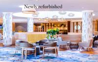 ヨハネスブルグにあるSouthern Sun Rosebank, Johannesburgの椅子とテーブルのあるホテルのロビー