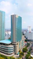 un edificio alto en una ciudad con edificios en Grand Whiz Hotel Praxis Surabaya, en Surabaya