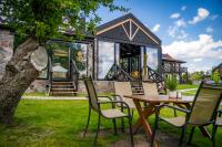 ミコワイキにあるStare Sady Chillout Rooms "Pod Jabłoniami"の庭園(テーブル、椅子付)