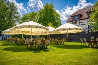 ミコワイキにあるStare Sady Chillout Rooms "Pod Jabłoniami"の傘下のテーブルと椅子