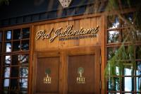 ミコワイキにあるStare Sady Chillout Rooms "Pod Jabłoniami"の木造建築