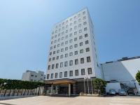 un edificio blanco con muchas ventanas en Onomichi Kokusai Hotel, en Onomichi