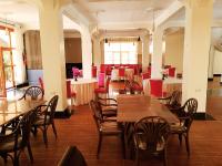 Una televisión o centro de entretenimiento en OLOIRIEN HOTEL & RESORT