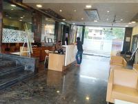 Ein Mann steht an einem Tresen in einem Restaurant. in der Unterkunft Royale Heritage in Nashik