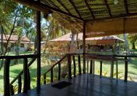 uma vista exterior de uma casa com um alpendre em madeira em Genge Lake Resort - Kalpitiya em Pallivasalturai