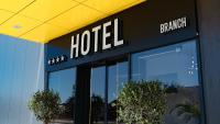 Un cartel de hotel en el frente de un edificio en Hotel Branch, en Doboj