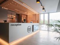 Un área de recepción en una oficina con un mostrador de recepción. en B&amp;B HOTEL Wismar, en Wismar